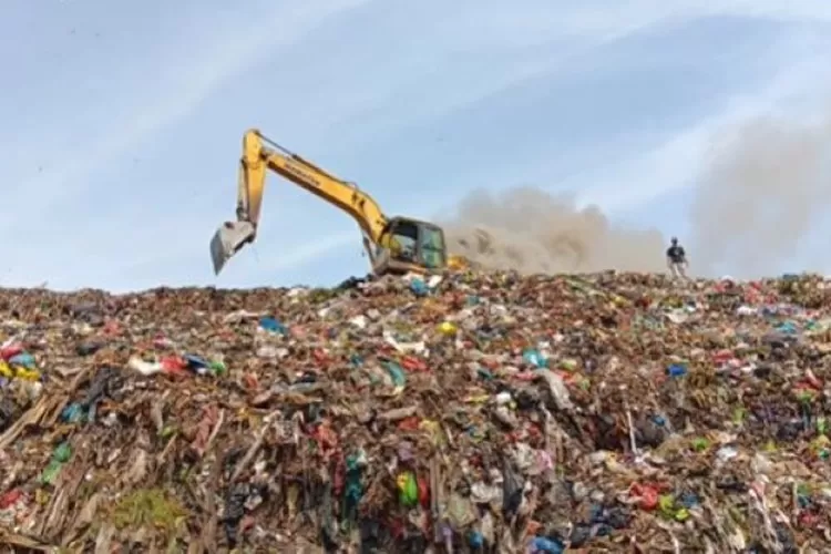 Sebuah alat berat di TPA Jatibarang Semarang tiba-tiba mengeluarkan asap tebal. (foto Instagram  im.semarang_official)