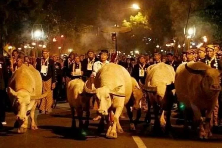 Ilustrasi kirab malam satu suro | (suaramerdeka.com/dok)