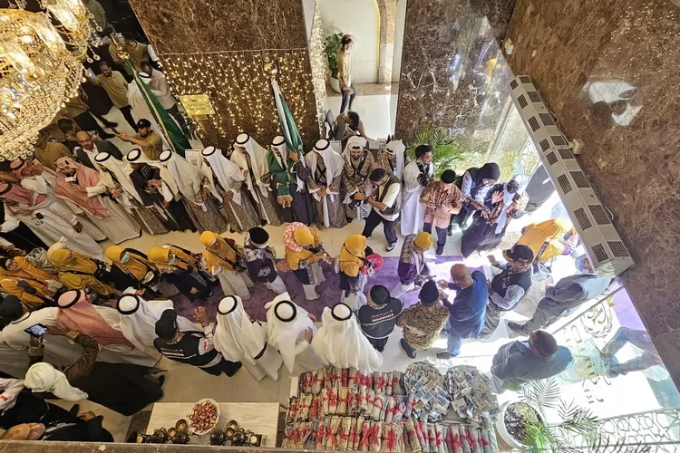  Tarian Ardah khas Arab Saudi dan shalawat badar melepas kepulangan jemaah haji Indonesia Kloter SUB 46 dari Hotel Rizq Palace, Misfalah, Makkah, menuju Tanah Air, Rabu (3/7/2024). (Mita/MCH 2024)