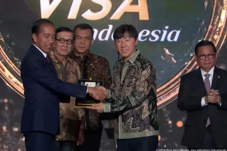 Presiden Jokowi memberikan golden visa kepada pelatih Timnas Indonesia Shin Tae-yong. (Foto tangkapan layar Youtube Sekretariat Presiden). 