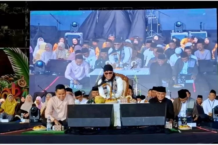 Gus Miftah memberikan taushiah dalam acara Penutupan Pekan Raya Kendal 2024, di Stadion Utama Kebondalem Kendal, Minggu 28 Juli 2024 malam. (suaramerdeka.com/Kunadi)