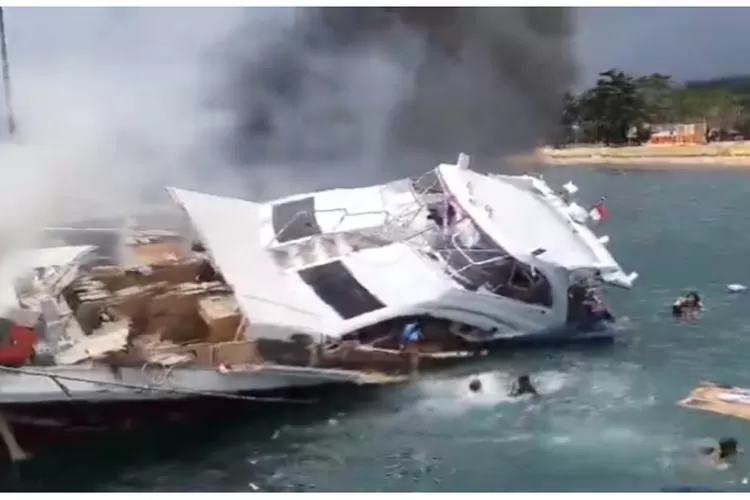 Speedboat yang membawa rombongan calon Gubernur Maluku Utara nomor urut 4, Benny Laos-Sabrin Sehe meledak di Pelabuhan regional Bobong, Kabupaten Pulau Taliabu.  (X/@kegblgnunfaedh) 