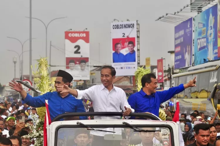 Jokowi bersama Ahmad Luthfi-Taj Yasin menyapa masyarakat Tegal. .  ((Foto dokumentasi tim media Ahmad Luthfi))