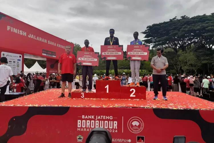 Juara overall marathon putra, para pelari Kenya. Ketua Yayasan Borobudur Marathon (kaos merah) menyerahkan hadiah. (suaramerdeka.com/dok)