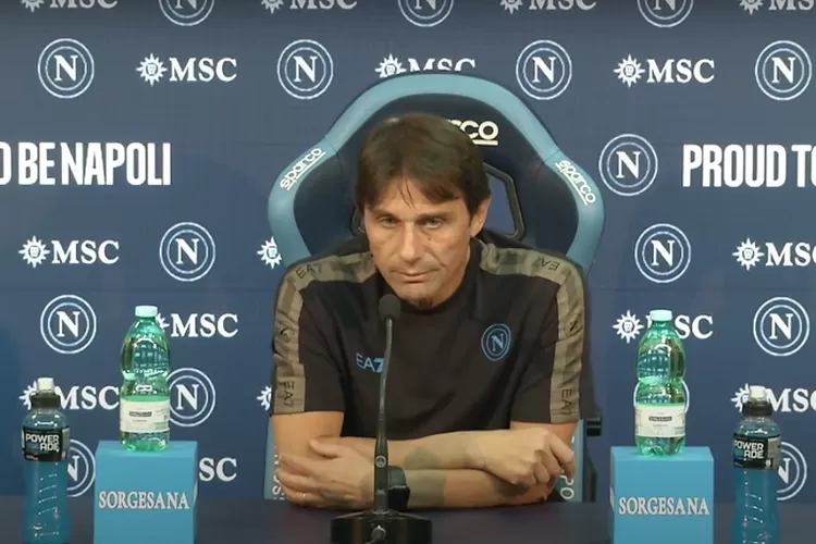 Antonio Conte memberikan komentar terkait tersingkirnya Napoli di Coppa Italia dalam konferensi pers (Tangkapan layar YouTube SSCNapoli)