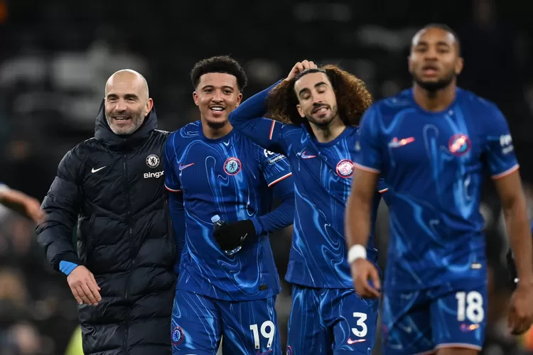  Enzo Maresca merayakan kemenangan Chelsea di kandang Tottenham (X : @ChelseaFC))