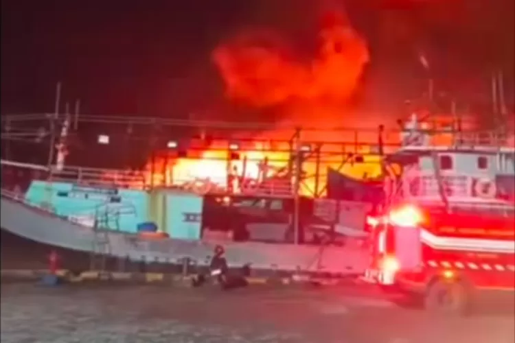 Kebakaran Kapal Ikan di Pelabuhan Tegal (Instagram Tegal Terkini)