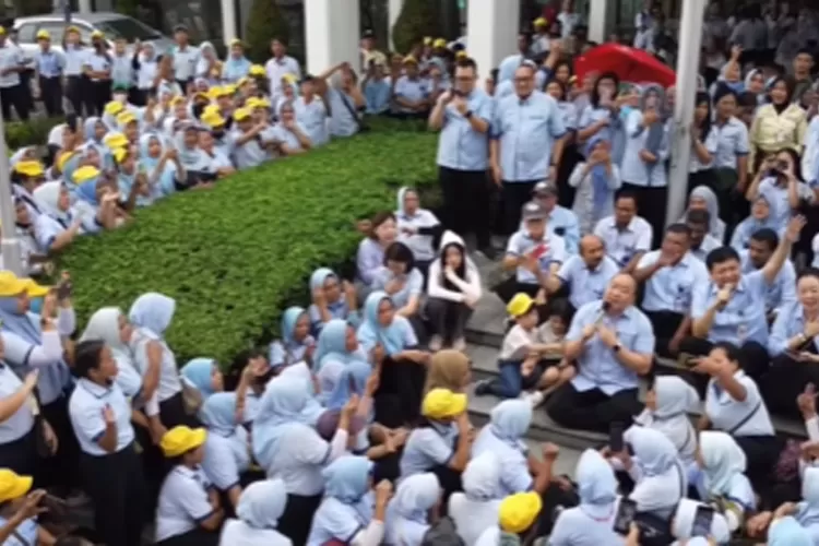 Momentum Pamitan Direksi Sritex dengan Karyawan yang Terdampak PHK. (instagram.com/ik.lukminto)Momentum Pamitan Direksi Sritex dengan Karyawan yang Terdampak PHK. (instagram.com/ik.lukminto)