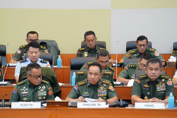 Panglima TNI Jenderal Agus Subiyanto memberikan keterangan saat rapat dengar pendapat bersama Komisi I DPR RI. (suaramerdeka.comdok Mabes TNI)