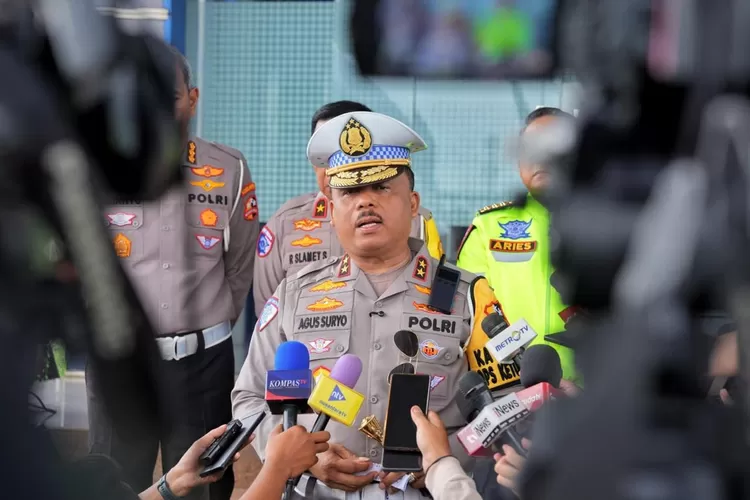 Kakorlantas Polri Irjen Pol Agus Suryonugroho saat memberikan keterangan resmi di Command Center KM 29 Korlantas Polri Kamis (2732025). (Foto Humas Polri)