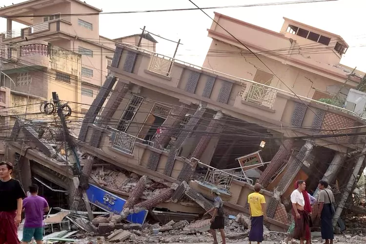 Salah satu titik bangunan yang runtuh akibat gempa Myanmar 7,7 SR Jumat 28 Maret 2025. (X@unicef)