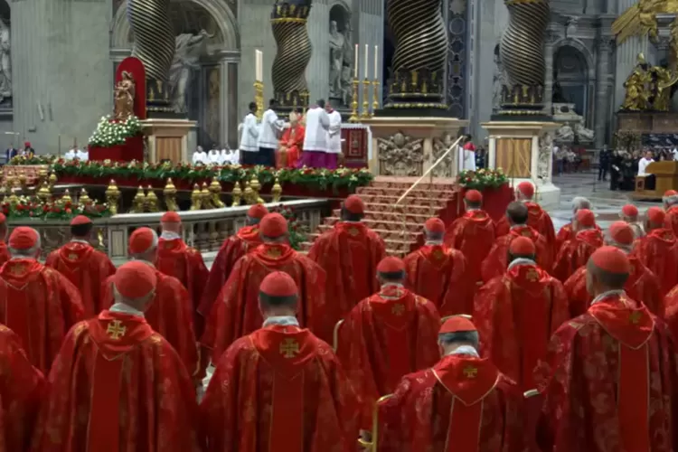 Para kardinal mengikuti Misa agung yang menjadi pembuka Konklaf. (YouTube Vatican News)