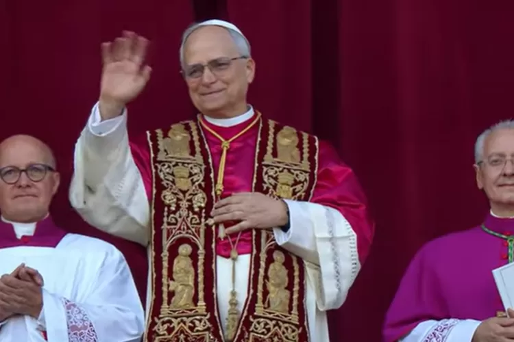 Sosok Paus Leo XIV yang terpilih sebagai Paus ke-267. Kardinal Robert Francis Prevost ini berasal dari Amerika Serikat. (YouTube Vatican News)