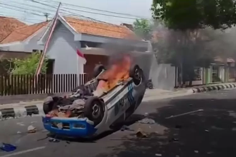 Satu mobil provos dibakar massa demo di Kabupaten Pati. (Foto tangkapan layar instagram lambe turah). 
