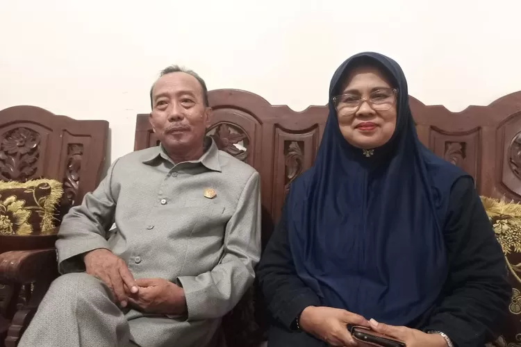 Suami-istri, Wagiyo (63) dan Sukarni (57) yang sama-sama lolos menjadi anggota DPRD pada Pemilu 2024. (SMSolo/Irfan Salafudin)