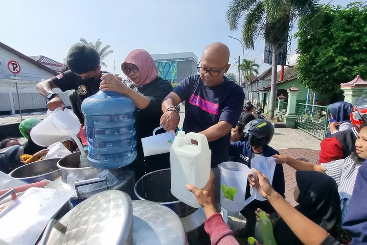 Peternak dan pengepul susu membagikan susu segar gratis karena ditolak IPS. (SMSolo/Joko Murdowo)