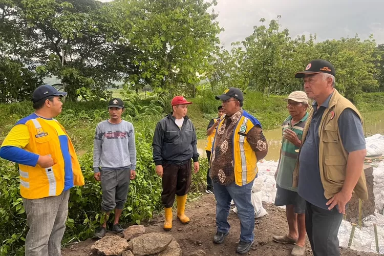 Pasca Ditambal Tanggul Sungai Dengkeng Jebol, BBWSBS Kerahkan Alat ...