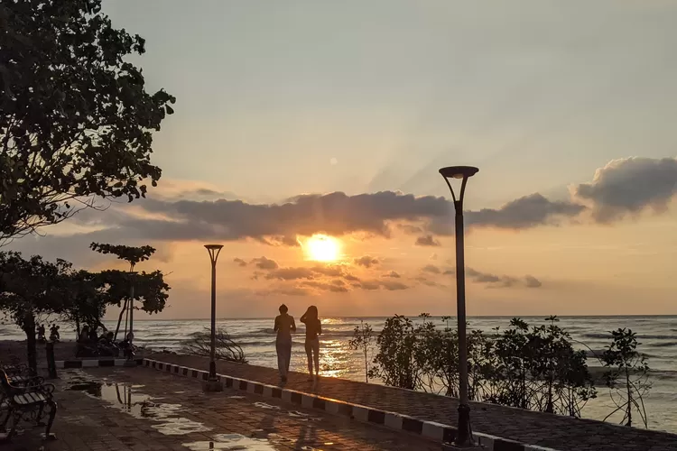 Nyunset Asyik Sambil Ngabuburit Nunggu Buka Puasa di Pantai Bandengan  Jepara - Suara Merdeka Muria