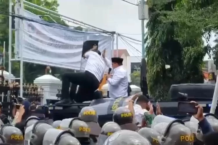 Bupati Pati Sudewo dilempari botol air mineral menemui massa aksi saat unjuk rasa di depan kantornya, Rabu (13/8). (muria.suaramerdeka.com/Moch Noor Efendi)