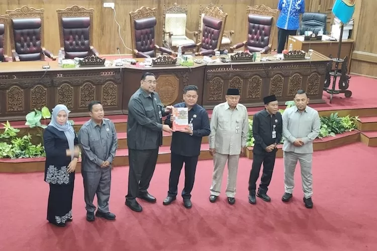 Pimpinan DPRD Pati menyerahkan hasil rapat paripurna hak angket pemakzulan Bupati Sudewo, Jumat (31/10).  (muria.suaramerdeka.com/Beni Dewa)