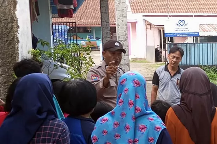 Polisi meminta keterangan sejumlah warga Kelurahan Mersi, Kecamatan Purwokerto Timur, Banyumas di sekitar lokasi temuan bayi di dalam kardus  (SMBanyumas/istimewa)