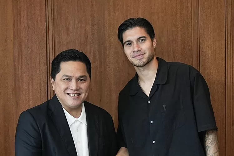 Pemain klub liga Denmark FC Copenhagen, Kevin Diks berjabat tangan dengan Ketum PSSI Erick Thohir.   (SMBanyumas/tangkapan layar Instagram @erickthohir)