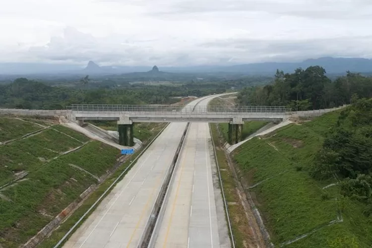 Rencana pembangunan terowongan tol juga akan terdapat pada proyek jalan tol Bengkulu Lubuk Linggau jalan tol ini dibangun dalam 3 seksi