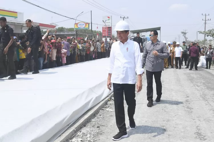 Suasana Ketika Presiden Jokowi Meninjau Perbaikan Jalan di Lampung  (presidenri.go.id)