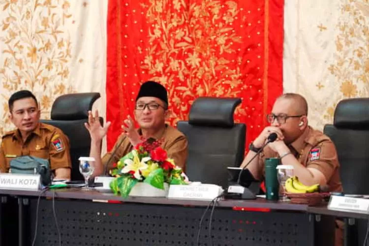 Wali Kota Padang Hendri Septa memimpin Rapat Staf Bulanan di lingkungan Pemerintah Kota Padang,. (Prokopim)