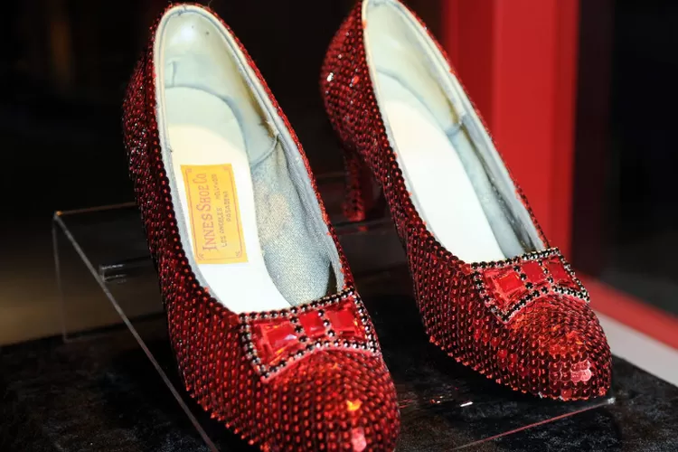 Metro Goldwyn Mayer (MGM) Pernah Membuat Sepatu Termahal di Dunia: The Ruby Slippers/Ocultpopagenda