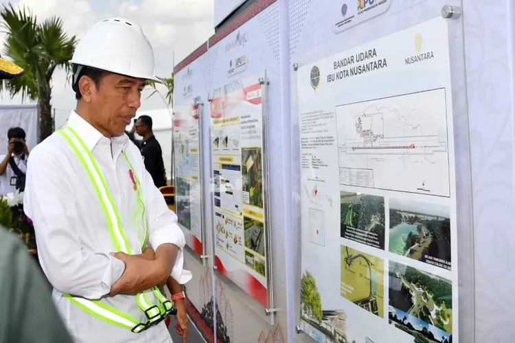 Presiden Joko Widodo (Jokowi) saat meninjau lokasi Bandara IKN di Penajam Paser Utara sekaligus melakukan peletakan batu pertama (Foto: BPMI Setpres/Rusman) (Foto: BPMI Setpres/Rusman)