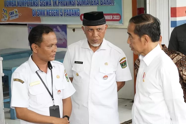 Gubernur Sumatera Barat, Mahyeldi Ansharullah saat mendampingi Presiden Joko Widodo (Jokowi) dalam kunjungan kerjanya di Sumatera Barat (Instagram: Mahyeldisp)