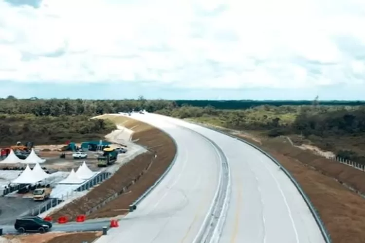 Screenshot dari video Presiden Tinjau Proyek Jalan Tol Trans Sumatera, Ruas Pekanbaru-Padang, 19 Mei 2021 (YouTube)