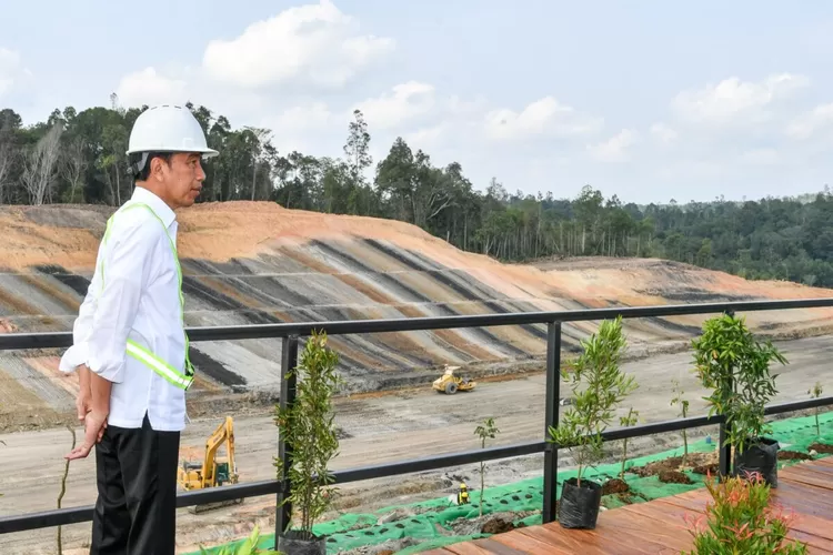 Jalan Tol IKN saat dikunjungi oleh Presiden Joko Widodo (Jokowi) beberapa waktu lalu, jalan tol ini memiliki kesamaan dengan Jalan Tol Padang-Sicincin di Sumatera Barat (Foto: BPMI Setpres/Vico) (Foto: BPMI Setpres/Vico)
