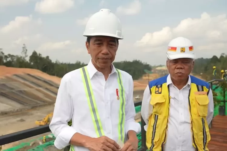 Jokowi dan Menteri PUPR Basuki Hadimuljo meninjau perkembangan IKN.  ( Tangkap layar Youtube/Sekertariat Presiden)