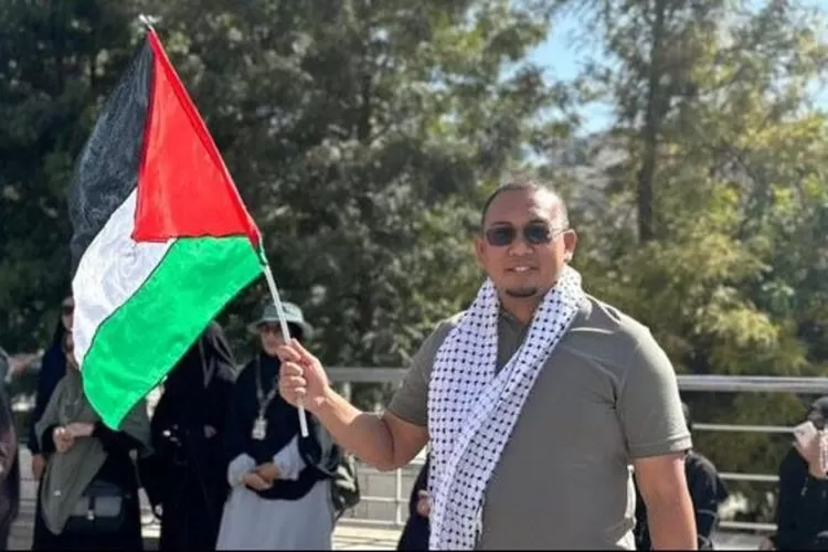  Andre Rosiade Ajak Pendukung Semen Padang Kibarkan Bendera Palestina saat Lawan PSPS Riau