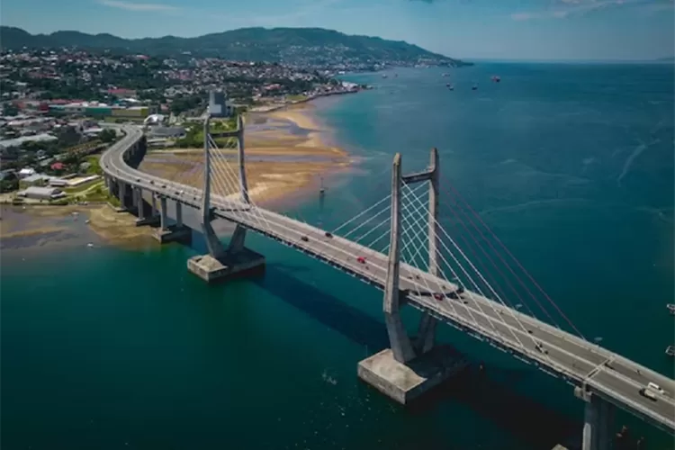 jembatan raksasa di Sumatera direncanakan akan ada tiga jembatan raksasa yang akan dibangun di pulau Sumatera yang sudah dirancang sejak lama yang nantinya akan menghubungkan pulau-pulau di Sumatera.