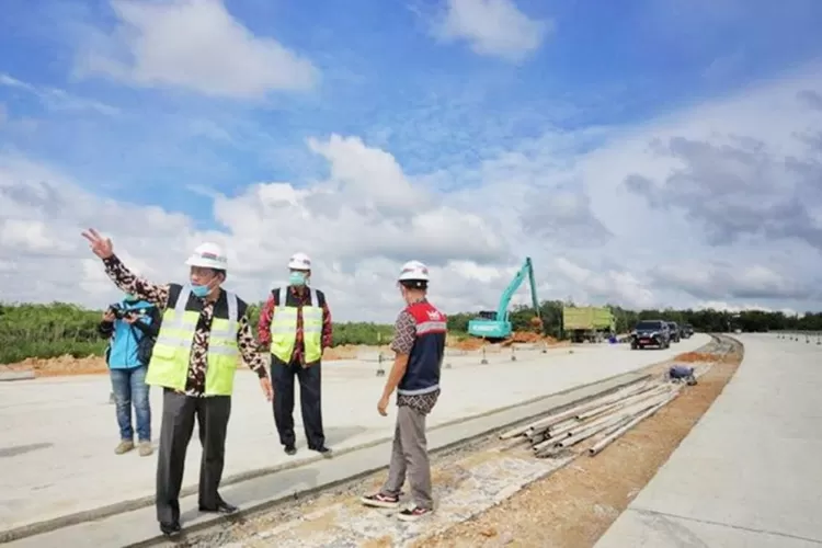 Proses pembangunan Jalan Tol Padang-Pekanbaru yang akan menghubungkan Provinsi Riau dan Sumatera Barat (Dok: Bapedda Kaltim)