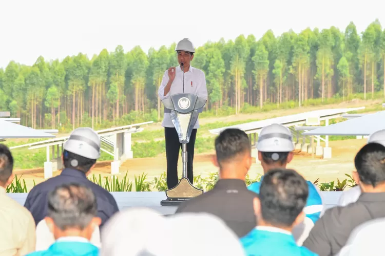 Presiden RI Joko Widodo (Jokowi) menghadiri acara&nbsp;groundbreaking&nbsp;PLTS IKN pada 2 November 2023 di Kawasan IKN, Penajam Paser Utara, Kalimantan Timur. (BPMI Setpres/Vico)