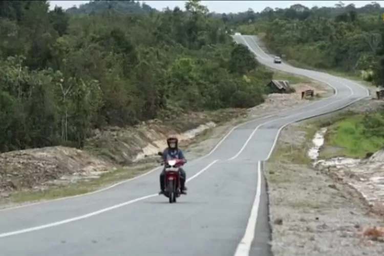 Ilustrasi Jalan Trans Kalimantan yang menghubungkan 3 negara sekaligus dan memiliki panjang yang luar biasa (Dok: Kementerian PUPR)