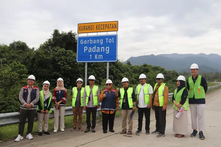 Pihak terkait saat meninjau pembangunan Jalan Tol Padang-Sicincin di Suamtera Barat (Dok: Direktorat Jenderal Kekayaan Negara Kementerian Keuangan)