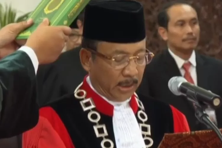 Hakim Mahkamah Konstitusi Suhartoyo saat diambil sumpah pada tahun 2020 (YouTube Mahkamah Konstitusi RI)