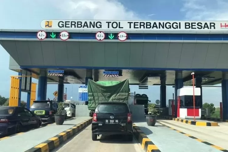 tol Lampung salah jaringan jalan tol Trans Sumatera ditandai dengan ground breaking di Lampung oleh Presiden Jokowi pada 30 April 2015 lalu menjadi primadona para petani dan dan wisatawan saat ini.