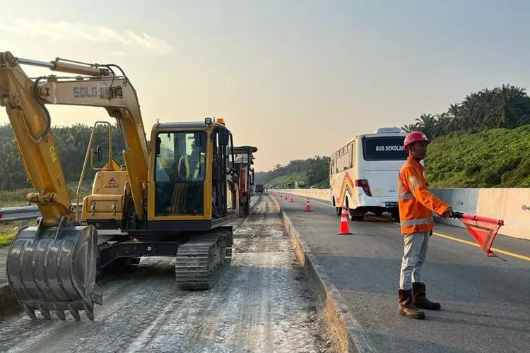 Ilustrasi proses perbaikan jalan di Jalan Tol Pekanbaru-Dumai Provinsi Riau guna menghadapi libur Hari Raya Natal dan Tahun Baru 2024 (Dok: Hutama Karya)