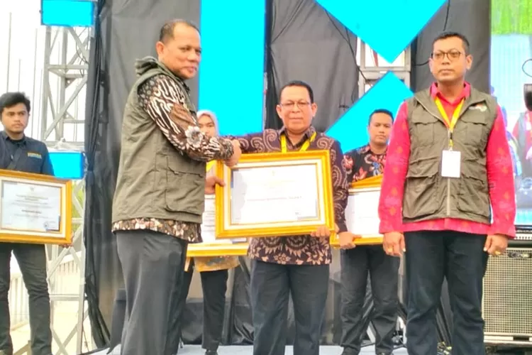 Kemendagri memberikan penghargaan kepada Sumatera Barat atas penghargaan Nasional Pembinaan Desa 2023 (sumbarprov.go.id)