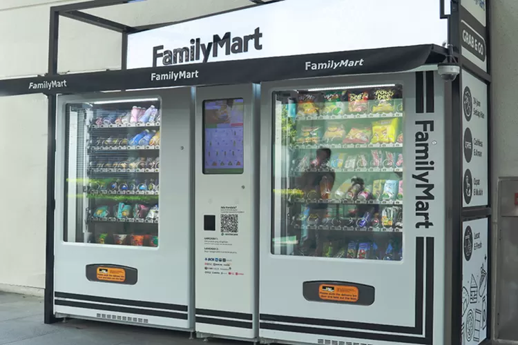 FamilyMart memperkenalkan konsep belanja inovatif dengan menggunakan vending machine (Facebook FamilyMart Indonesia)