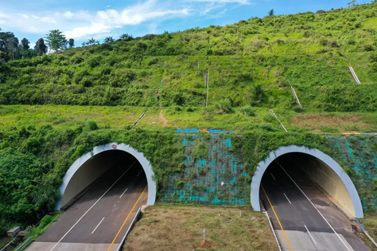 Proyek Tol sepanjang 254,8 km dengan rute Padang menuju Bukittinggi sampai ke Pekanbaru akan segera dimulai dan yang luar biasa dari proyek ini adalah adanya terowongan sepanjang 8,95 km yang berada tepatnya di daerah Payakumbuh.