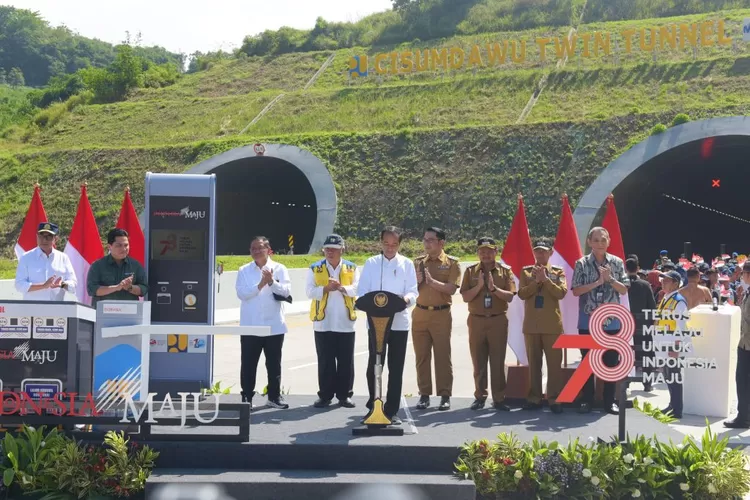 Tol Terowongan Kembar Cisumdawu ini diresmikan Presiden RI Joko Widodo digelar di terowongan kembar (twin tunnel), tepatnya di ruas KM 169, Desa Rancakalong, Kabupaten Sumedang, Jawa Barat.