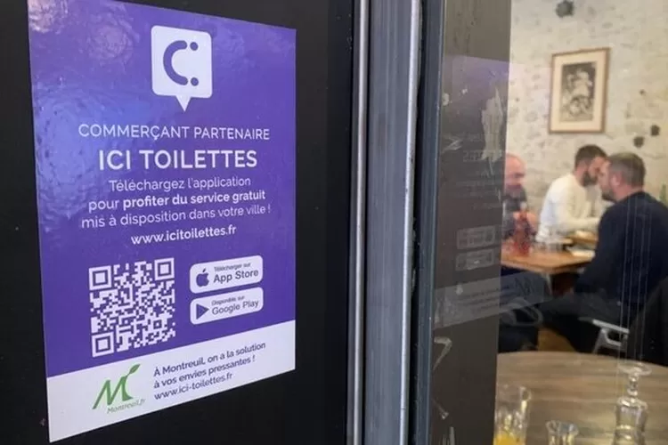 Stiker ICI Toilettes di Sebuah Kafe di Prancis.  (dok. France24)
