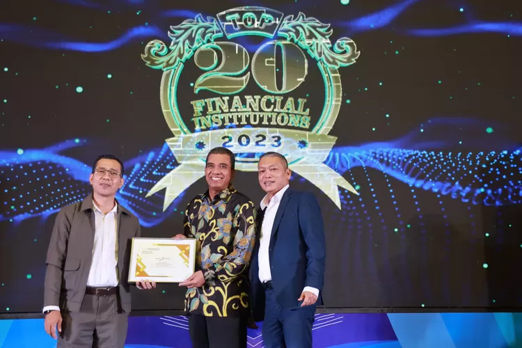 Direktur Operasional Bank Nagari Syafrizal (tengah) menerima penghargaan The Finance Awards 2023 dari Direktur Infobank Institute TB. Rully Ferdian (kiri) dan Chairman Infobank Media Group Eko B. Supriyanto (kanan), Selasa (14/11) sore di Kempinski Grand Ballroom, Jakarta. IST